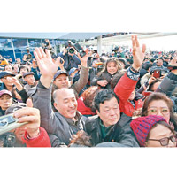 南韓民眾看到玄松月後均表現興奮。（美聯社圖片）