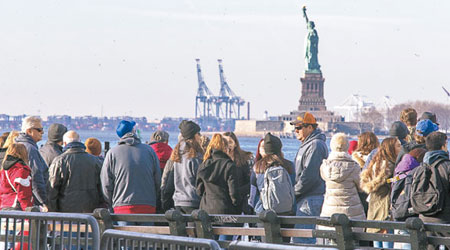 紐約<br>自由神像關閉，遊客只能排隊坐船遊覽。（美聯社圖片）