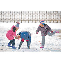 初雪來臨，天津的小孩愉快玩雪。