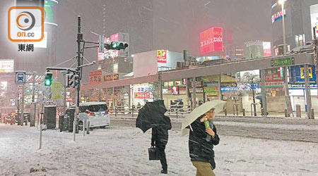 東京的路面出現積雪。（盧怡安攝）