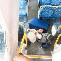 受傷乘客躺在地上。（互聯網圖片）