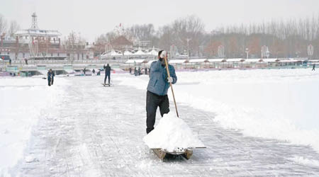 工人在河北白洋淀碼頭忙於清理積雪。（互聯網圖片）
