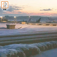 成田機場停機坪在黎明時候的情景。（盧怡安攝）