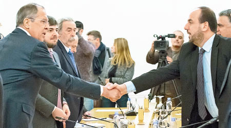 拉夫羅夫（左）代表俄羅斯出席會議，商討敍利亞和平進程。（美聯社圖片）