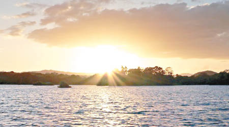 求婚地點為尼加拉瓜一個夕陽映照的湖邊。