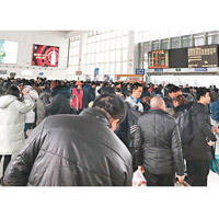 大批乘客受停運影響，滯留車站。（互聯網圖片）
