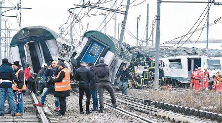 列車在繁忙時間出軌。（美聯社圖片）