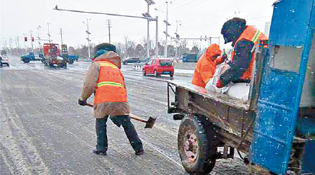 江蘇南通如東縣用工業鹽放在公路上作融雪劑。（互聯網圖片）