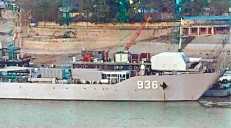 登陸艦艦艏安裝了一門巨大的白色炮塔。