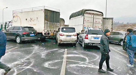 雲南昆楚高速公路因路面結冰，釀成多車連環相撞。（互聯網圖片）