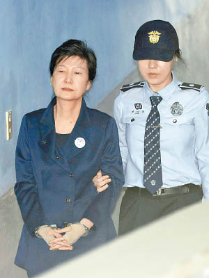 李在鎔行賄案將影響朴槿惠（左）一案的審理。