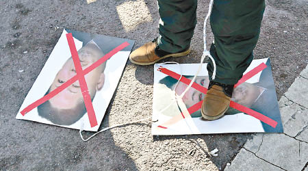 示威者踐踏金正恩肖像抗議。（美聯社圖片）
