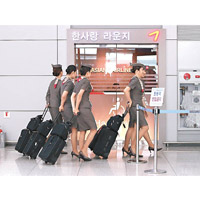 有韓亞航空空姐指被上司強迫要擁抱朴三求。（資料圖片）