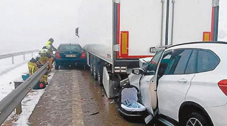 西班牙公路發生多車連撞車禍。（互聯網圖片）