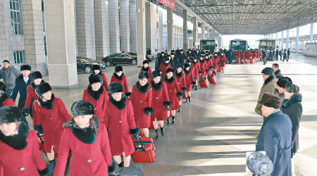 北韓代表團出發前往南韓，送行者包括金與正。（朝中社圖片）
