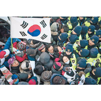 有南韓民眾示威，抗議「萬景峰92」入港。