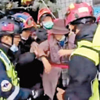一名韓籍婦人被救出送院。（互聯網圖片）