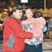 雲門翠堤大樓有女住戶獲救後，立即緊抱女兒。