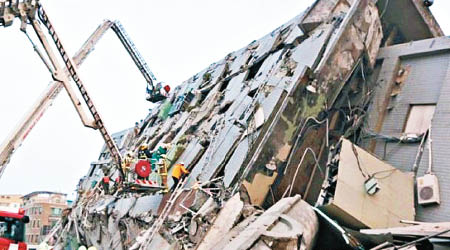 台南維冠金龍大樓兩年前在地震中倒塌，造成嚴重傷亡。