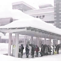 福井巿的積雪厚度逾一點三米。（電視畫面）
