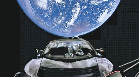 假人連同跑車被送上太空。（美聯社圖片）