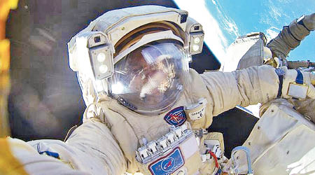 俄國太空人希卡普羅夫在艙外自拍。（互聯網圖片）