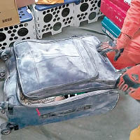 救援人員挖出屬於港人夫婦的行李篋。（互聯網圖片）