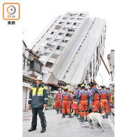 大樓嚴重傾斜，大批救援人員入內搜救。（黃江洪攝）