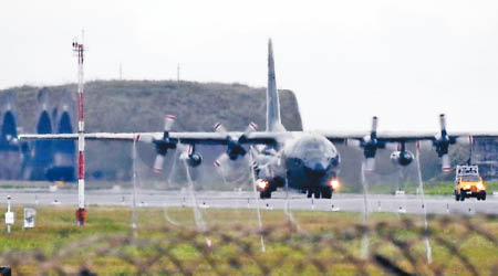新加坡軍方派出兩架大力士運輸機運送人道救援物資。