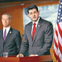 瑞安（右）歡迎參議院通過法案。
