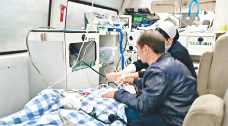 劉婦在救護車上咬舌自盡，目前在病房留醫。（互聯網圖片）
