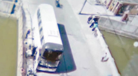 航拍無人機拍到違法拉客的旅遊巴。（互聯網圖片）