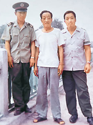李寶生（右）與父親李世林（中）及兒子李斌（左）均曾任火車司機。（互聯網圖片）