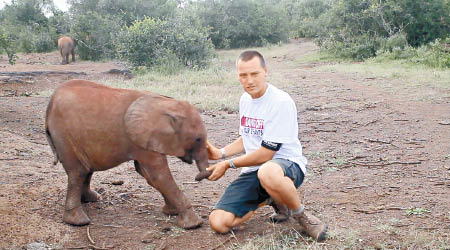 梅茲跟小象拍片宣揚反捕獵活動。