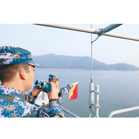 官兵在軍艦上觀察瞭望。（互聯網圖片）