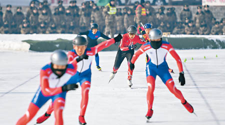 新疆軍區軍人參加冰雪運動會，在嚴寒下競賽。（中新社圖片）