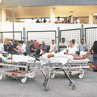 地震後醫院運走病人。（美聯社圖片）