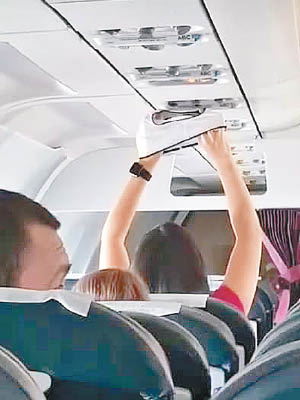 女乘客在機上高舉雙手烘乾內褲。（互聯網圖片）