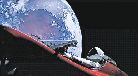 跑車及太空假人Starman正在太空飄浮。（資料圖片）