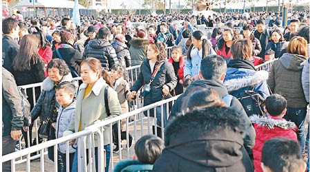 連日來不少民眾都趁新年假期到上海迪士尼樂園遊玩。（互聯網圖片）