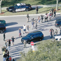 槍擊案發生後，學生在警員指示下離開校園。（資料圖片）