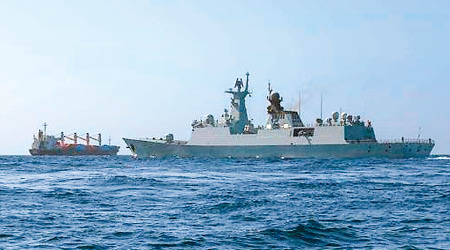 玉林號護衞OS35貨輪前往安全海域。（互聯網圖片）
