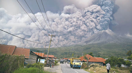 錫納朋火山再次爆發。（美聯社圖片）