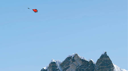 珠穆朗瑪峰上方驚見碟形的不明飛行物體。（互聯網圖片）
