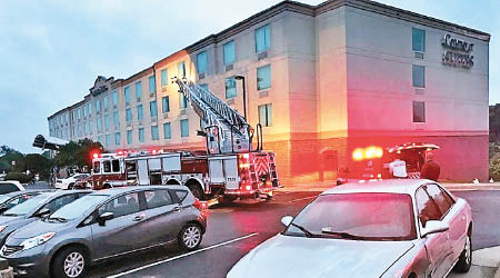 酒店住客疏散，消防車出動救援。（互聯網圖片）