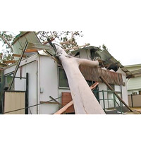 不少房屋受損，屋頂被強風吹爛。（電視畫面）