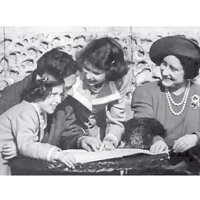 少女時的英女王（右二）與家人展露笑容。（互聯網黑白圖片）