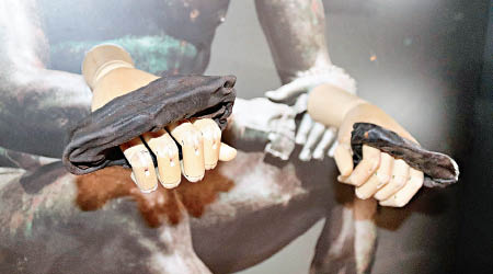古羅馬拳套使用貼手設計，減少拳手手指關節的衝擊力。