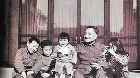 吳小暉與鄧卓芮曾是夫妻。圖為鄧卓芮（中）與外公鄧小平早年合照。