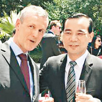去年吳小暉（右）現身比利時駐中國大使的官邸。